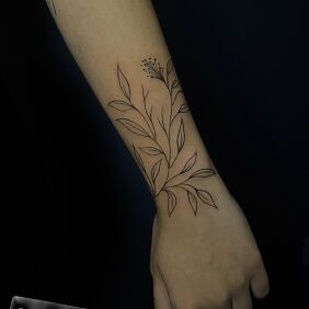 Tattoo Delikatne listki On the arm motif: black and gray style: contour / linework