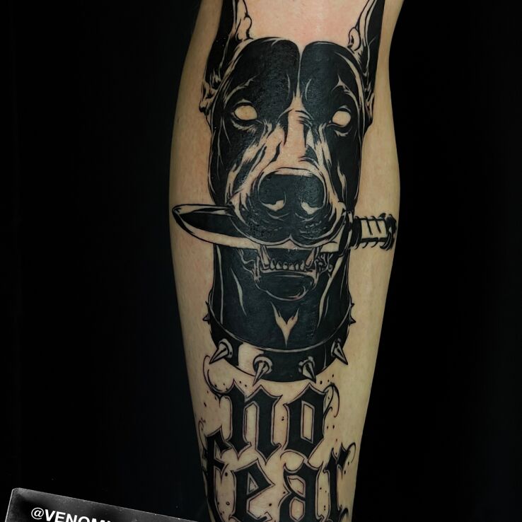 Tatuaż Doberman w motywie czarno-szare i stylu blackwork / blackout na nodze