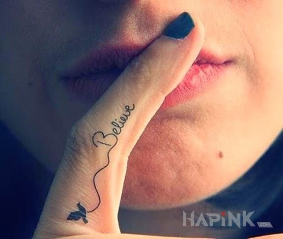 Tattoo Believe in lettering motif on the fingers