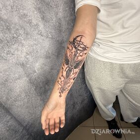 Tatuaż Krzyż z Aniołem na ręce motyw: czarno-szare styl: celtyckie / nordyckie