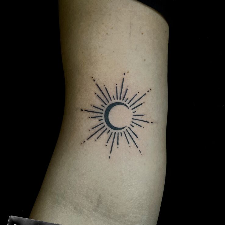 Tatuaż Słońce i księżyc w motywie pozostałe i stylu kontury / linework na bicepsie