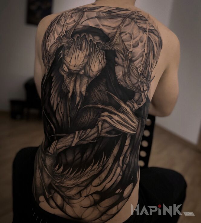 Tattoo Leszy in skulls motif and graphic / illustrative style on the shoulder blades