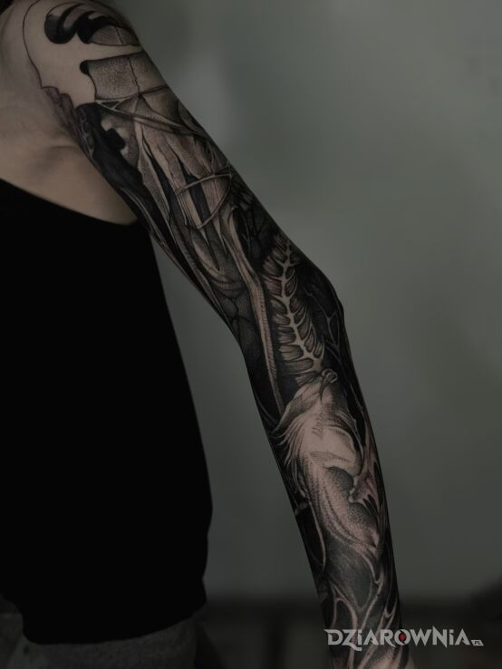 Tatuaż Mrok na całej ręce w motywie czarno-szare i stylu blackwork / blackout na ramieniu