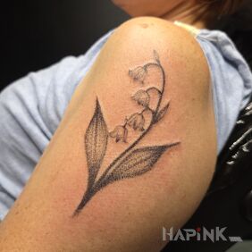 Tattoo Konwalia on the upper arm motif: floral style: dotwork