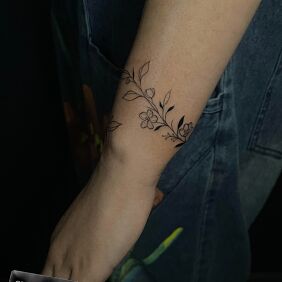 Tattoo Bransoletka z kwiatów On the arm motif: floral style: graphic / illustrative