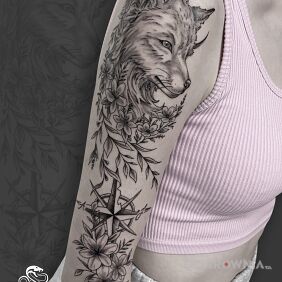 Tatuaż Wilk w kwiatach z kompasem🐺 na ręce motyw: florystyczne styl: realistyczne