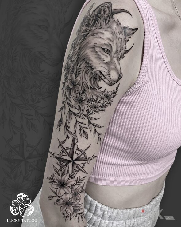 Tattoo Wilk w kwiatach z kompasem🐺 in animals motif and realistic style on the upper arm