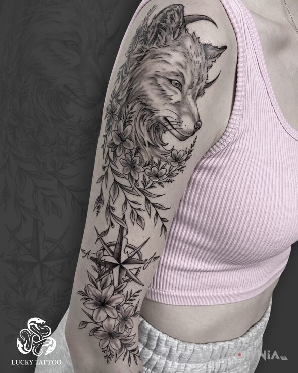Tatuaż Wilk w kwiatach z kompasem🐺 w motywie czarno-szare i stylu realistyczne na ramieniu