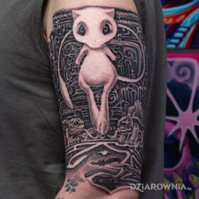 Tatuaż Mew w otoczeniu starożytnych symboli i legend Pokémon na przedramieniu motyw: postacie styl: graficzne / ilustracyjne