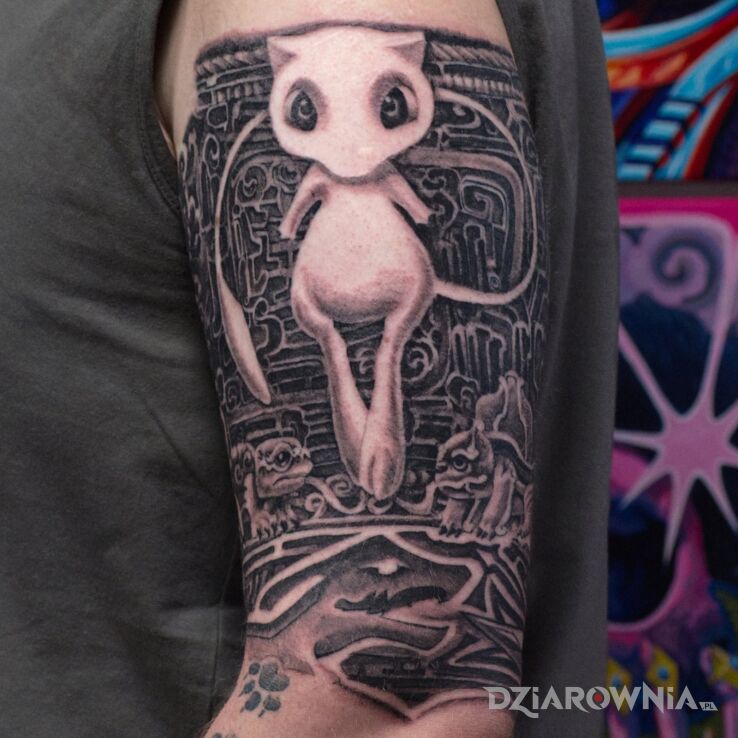 Tatuaż Mew w otoczeniu starożytnych symboli i legend Pokémon w motywie czarno-szare i stylu graficzne / ilustracyjne na przedramieniu
