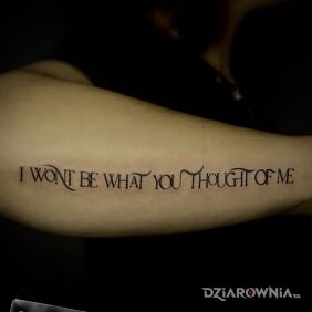 Tatuaż Fragment piosenki Linkin Park na przedramieniu motyw: napisy styl: kontury / linework