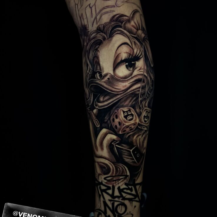 Tattoo Daisy Duck in funny motif and cartoon / comic book style on the leg