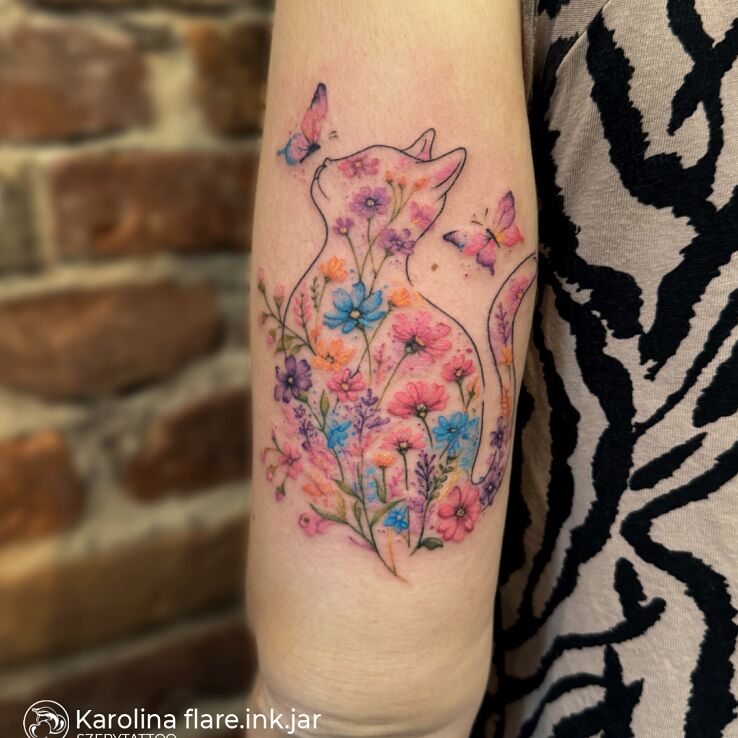 Tattoo Kot utkany z kwiatów in flowers motif and Watercolor style on the upper arm
