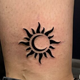 Tattoo Słońce z księżycem w środku on the leg motif: other style: minimalistic