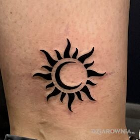 Tatuaż Słońce z księżycem w środku przy kostce motyw: małe styl: blackwork / blackout