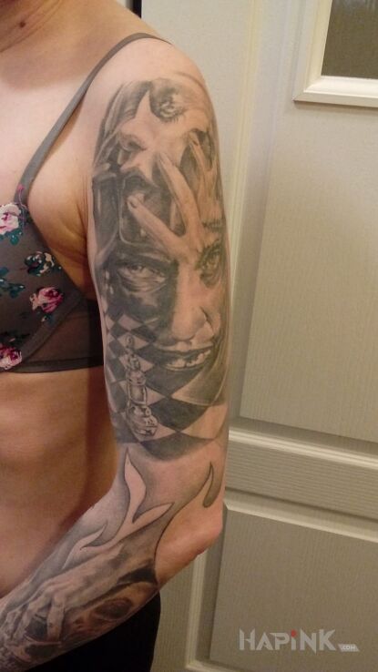 Tattoo Rękaw in faces motif on the upper arm