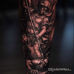 Tatuaż Michał Anioł górujący nad demonem na nodze motyw: twarze styl: realistyczne