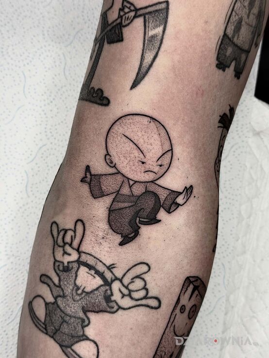Tatuaż Shaolin w motywie śmieszne i stylu dotwork na ręce