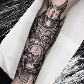 Tatuaż Anubis na ręce motyw: czarno-szare styl: dotwork