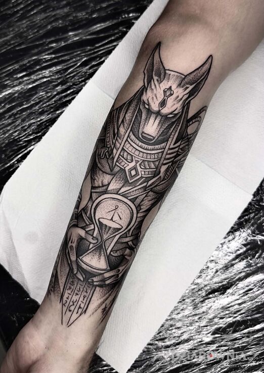 Tatuaż Anubis w motywie fantasy i stylu graficzne / ilustracyjne na przedramieniu