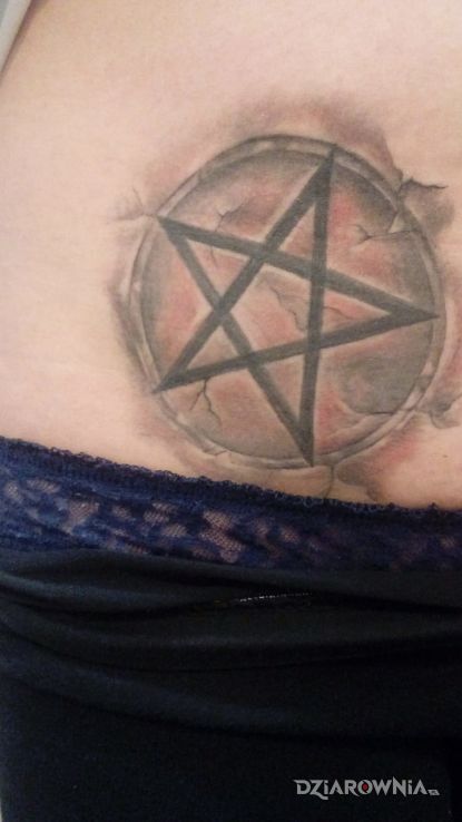 Tatuaż pentagram w motywie pozostałe na brzuchu