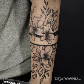 Tatuaż Kwiaty z czarną opaską na przedramieniu motyw: florystyczne styl: graficzne / ilustracyjne