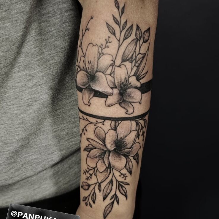 Tattoo Kwiaty z czarną opaską in graphic / illustrative style On the arm
