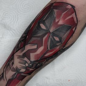 Tatuaż Deadpool na przedramieniu motyw: czarno-szare styl: graficzne / ilustracyjne