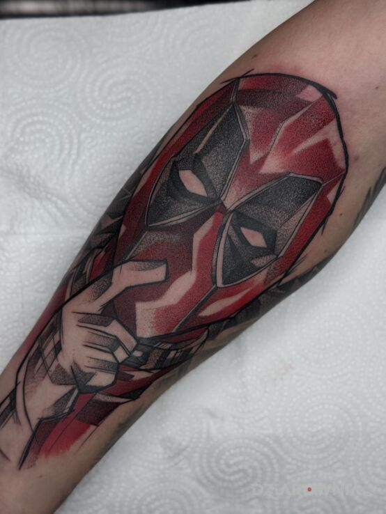 Tatuaż Deadpool w motywie postacie i stylu dotwork na ręce