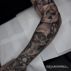 Tatuaż Tatuaż czaszka kości karty na ręce motyw: przedmioty styl: dotwork