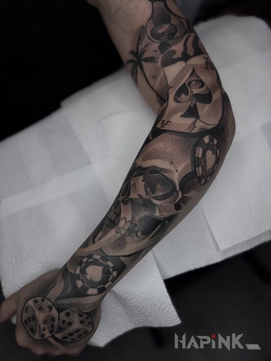 Tattoo Tatuaż czaszka kości karty in casino motif and graphic / illustrative style on the upper arm