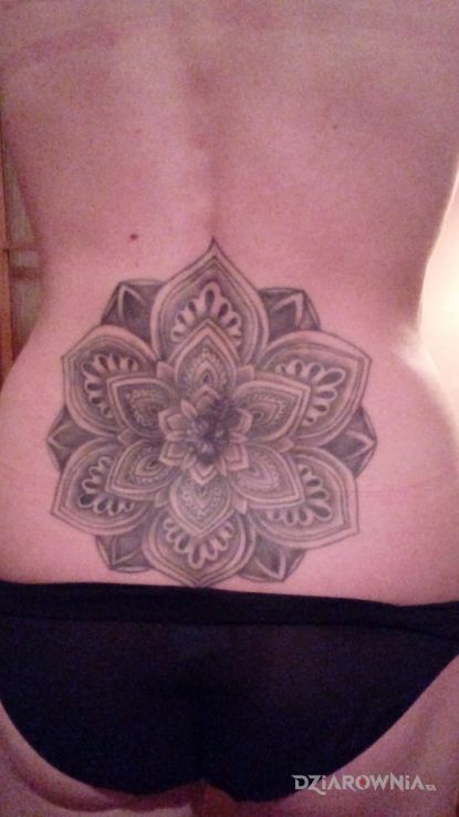 Tatuaż mandala w motywie mandale na plecach