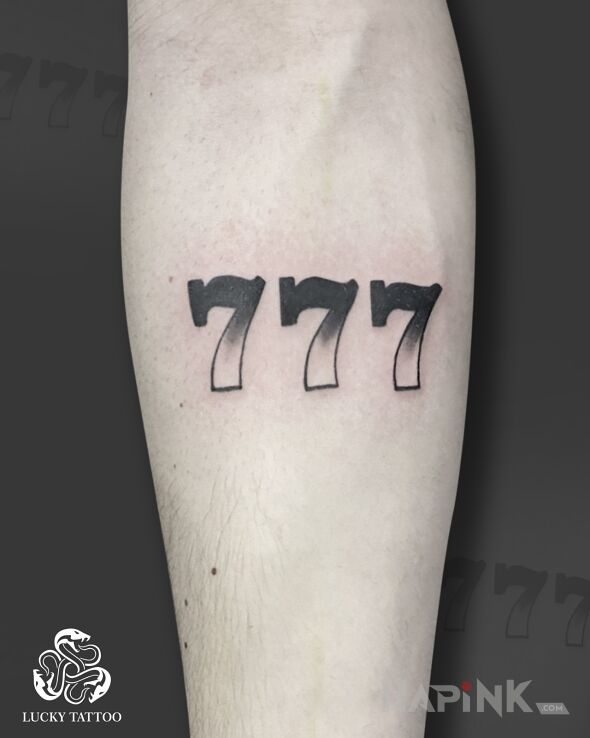 Tattoo Szczęśliwa siódemka, i to razy trzy! 🎰 in casino motif and graphic / illustrative style on the forearm