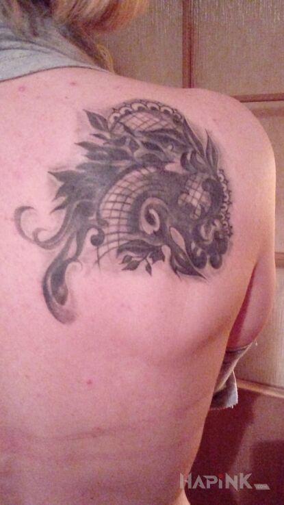 Tattoo Koronka in other motif on the shoulder blades