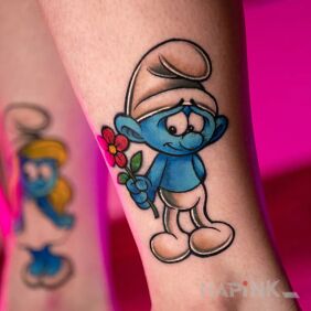 Tattoo Smerf Ciamajda w kolorze on the leg style: cartoon / comic book