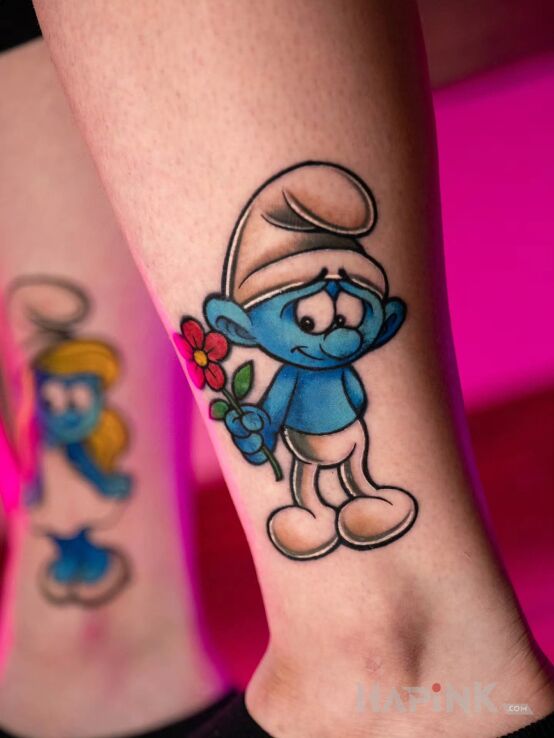 Tattoo Smerf Ciamajda w kolorze in graphic / illustrative style on the leg