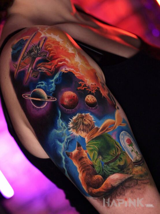 Tattoo Mały Książę z lisem a nad nimi kosmos in colorful motif and realistic style on the upper arm