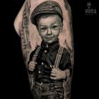 Portret chłopca w kaszkiecie i szelkach — realizm black & grey