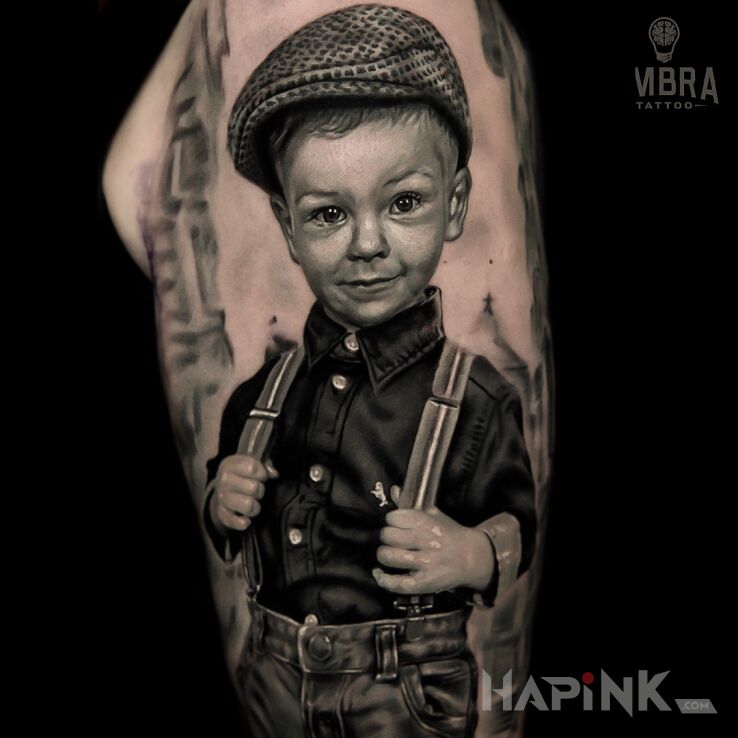 Tattoo Portret chłopca w kaszkiecie i szelkach — realizm black & grey in black and gray motif and realistic style on the shoulder