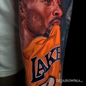 Tatuaż Kobe Bryant w koszulce Lakers na przedramieniu motyw: postacie styl: realistyczne