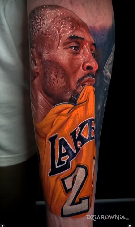 Tatuaż Kobe Bryant w koszulce Lakers w motywie sławnych osób i stylu realistyczne na ręce