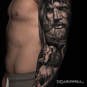 Tatuaż Wojownik w lwiej skórze, Herkules i Pegaz — black & grey na przedramieniu motyw: rękawy styl: realistyczne