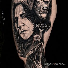Tatuaż Rękaw Harry Potter — Snape i napis „Always” — black & grey na przedramieniu motyw: zwierzęta styl: realistyczne