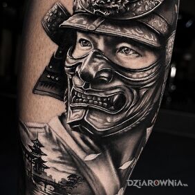 Tatuaż Samuraj w masce oni, pagoda i kwiaty wiśni —  black & grey na nodze motyw: wojna styl: realistyczne