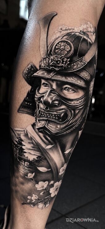 Tatuaż Samuraj w masce oni, pagoda i kwiaty wiśni —  black & grey w motywie wojna i stylu realistyczne na łydce