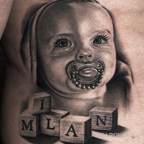 Tatuaż Portret niemowlęcia ze smoczkiem i klockami z imieniem — black & grey na żebrach motyw: postacie styl: realistyczne