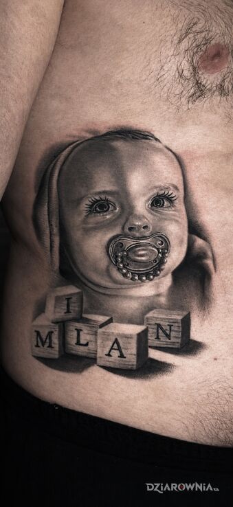 Tatuaż Portret niemowlęcia ze smoczkiem i klockami z imieniem — black & grey w motywie twarze i stylu realistyczne na żebrach