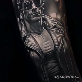 Tatuaż Terminator w skórzanej kurtce i okularach — black & grey na ręce motyw: czarno-szare styl: realistyczne