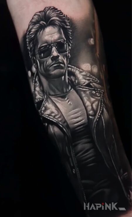 Tattoo Terminator w skórzanej kurtce i okularach — black & grey in science fiction motif and realistic style On the arm