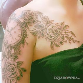 Tatuaż Róża na ramieniu motyw: kwiaty